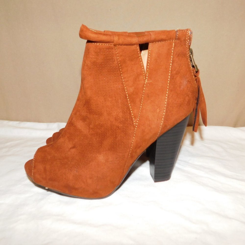 Qupid Booties With Peep Toe Size 6 Zip Back Tassel